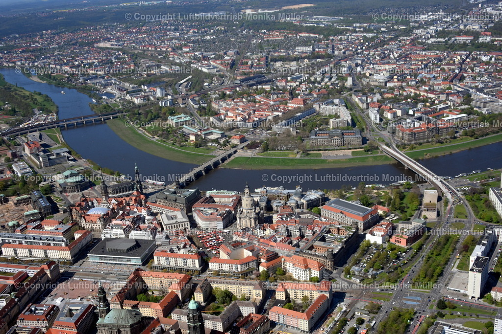 Dresden | Das Luftbild zeigt den Blick auf die Stadt Dresden mit der Elbe und den Brücken. Rechts im Bild ist noch die Carola-Brücke zu sehen. - Realisiert mit Pictrs.com