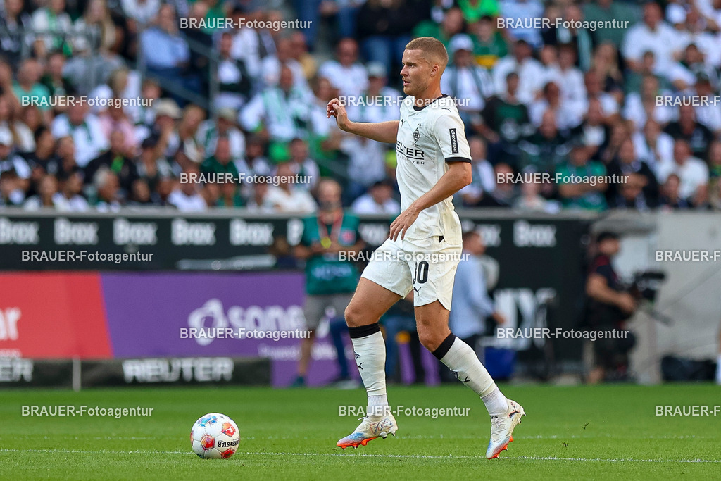 Borussia Mönchengladbach vs Hamburger SV - Bundesliga  | Mönchengladbach, Deutschland, 24.08.25:   Nico Elvedi (Borussia Mönchengladbach) in Aktion am Ball, Einzelaktion waehrend des Spiels der Bundesliga zwischen Borussia Mönchengladbach vs Hamburger SV im Stadion im Borussia Park(Foto von Brauer-Fotoagentur / Adrian Schlueter)