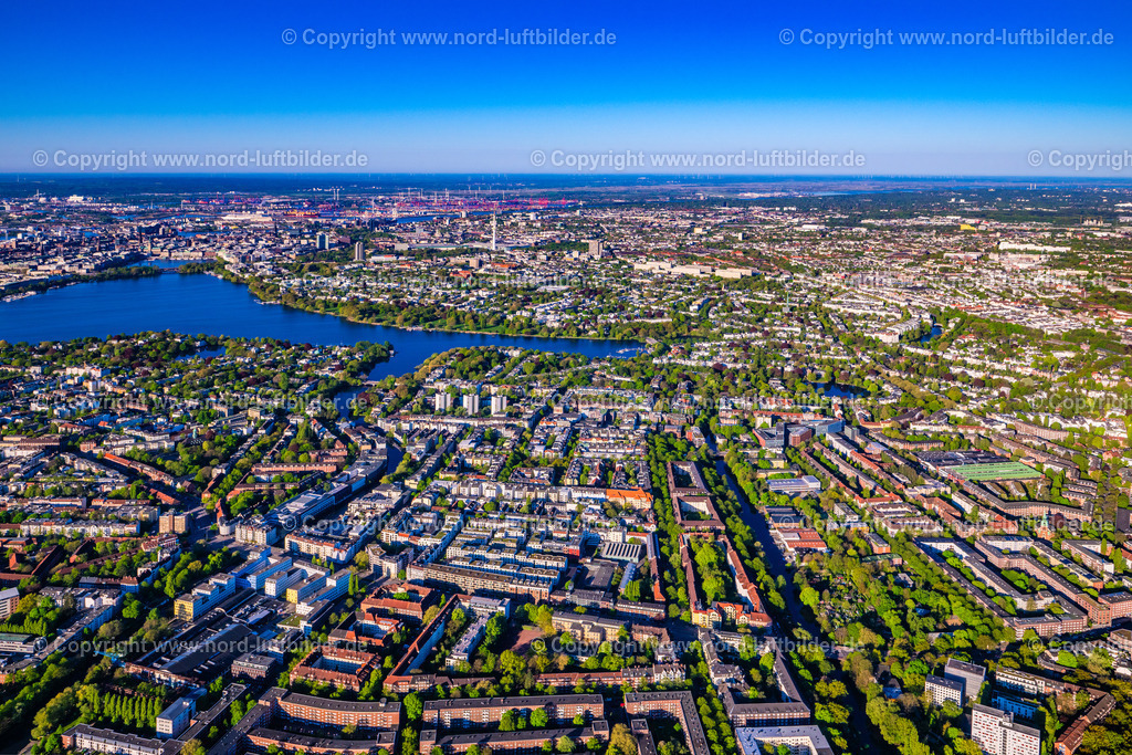 Hamburg_Winterhude_Alster_ELS_9966270425 | HAMBURG 27.04.2025 Stadtteilansicht von Winterhude am Ostufer der Außenalster in der Hansestadt Hamburg. // View of the Winterhude part on the Eastern riverbank of the Aussenalster in the Hanseatic city of Hamburg in Germany. Foto: Martin Elsen