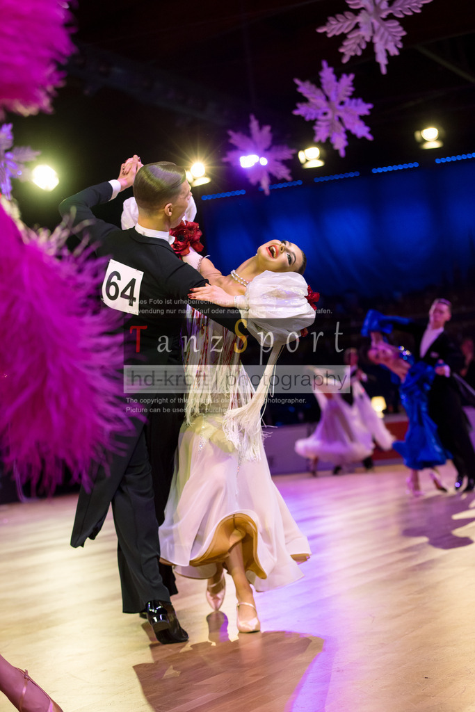 20241215_WDSF_Int_Open_Std-Riga-9563 | Tanzsportbilder, Standardtanz, Lateintanz, WDSF, DTV, LTVB, dancecomp, goc, hessen tanzt, blaues band der spree, walzer, tango, wiener walzer, slowfox, quickstepp, samba, rumba, cha-cha-cha, paso doble. jive, hd-kroft photography, turniertanzsport