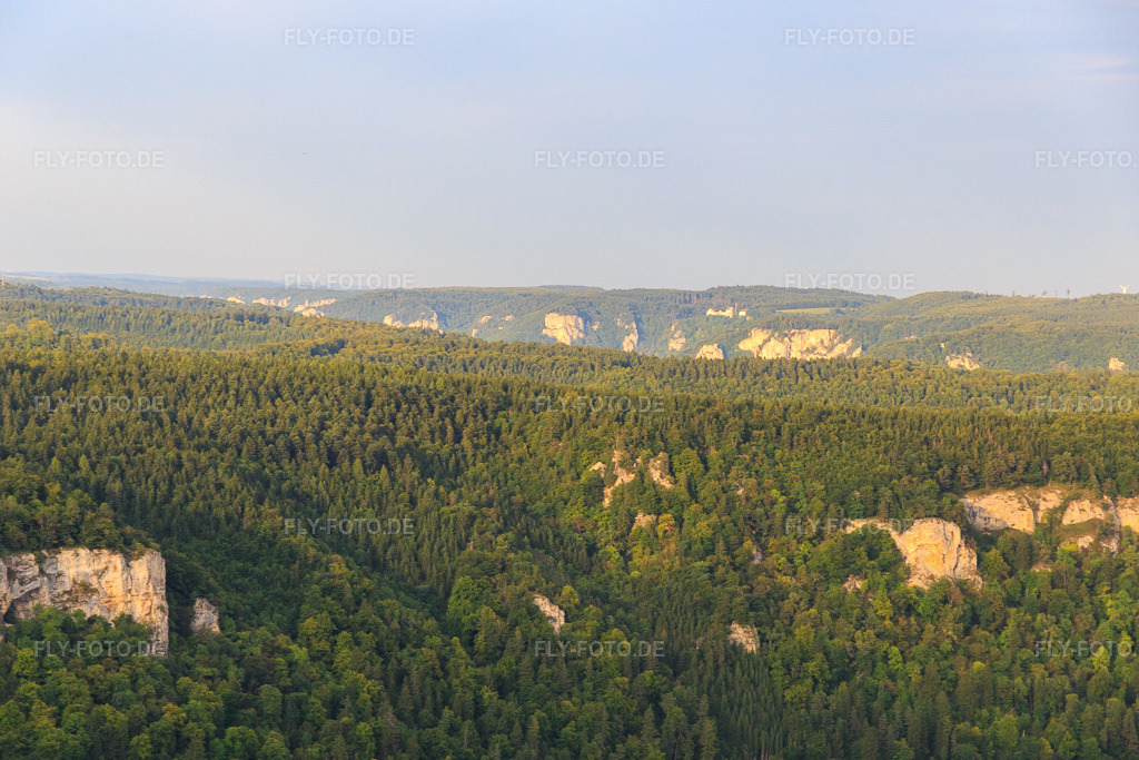 Luftbild: Kalkfelsen an den Hängen des Donautals in Fridingen an der Donau im Bundesland Baden-Württemberg in Deutschland. Foto: IMG_102716.jpg vom 25.08.2017 durch Werner Riehm/FLY-FOTO.de