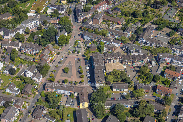 Dinslaken240803181 | Luftbild, Wohngebiet Ortszentrum Hiesfeld mit Jahnplatz und Dorfkirche, Hiesfeld, Dinslaken, Ruhrgebiet, Nordrhein-Westfalen, Deutschland
