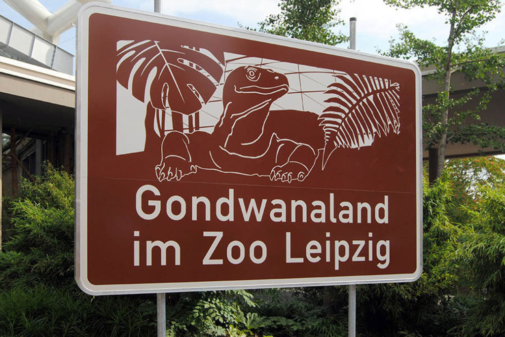Gondwanaland im Zoo Leipzig - Autobahnschild | Entdecke über 20 Kategorien Leipzig-Motive: Foto-Downloads, hochwertige Poster, Leinwand- & Fine-Art-Prints. Jetzt Lieblingsfoto im Bildlexikon Leipzig Shop bestellen!