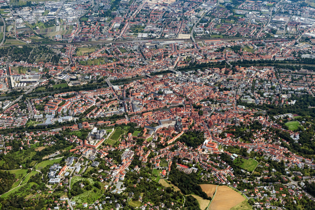 dr__0049240.jpg | BAMBERG 19.07.2024 Altstadtbereich und Innenstadtzentrum in Bamberg im Bundesland Bayern, Deutschland. Weiterführende Informationen bei: Stadtverwaltung Bamberg. // Old Town area and city center in Bamberg in the state Bavaria, Germany. Further information at: Stadtverwaltung Bamberg. Foto: Daniel Reiter