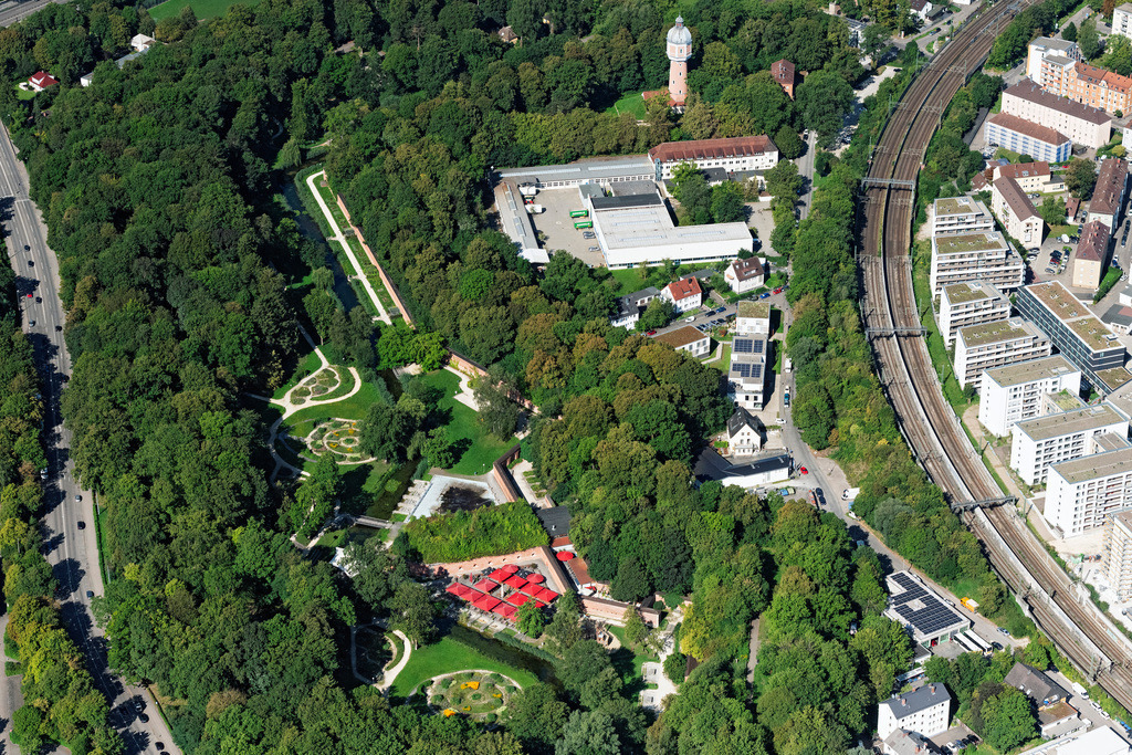 dr__0207407.jpg | NEU-ULM 19.08.2023 Parkanlage Glacis Anlagen an der Straße An der Caponniere in Neu-Ulm im Bundesland Bayern, Deutschland. // Park of Glacis Anlagen on street An der Caponniere in Neu-Ulm in the state Bavaria, Germany. Foto: Daniel Reiter