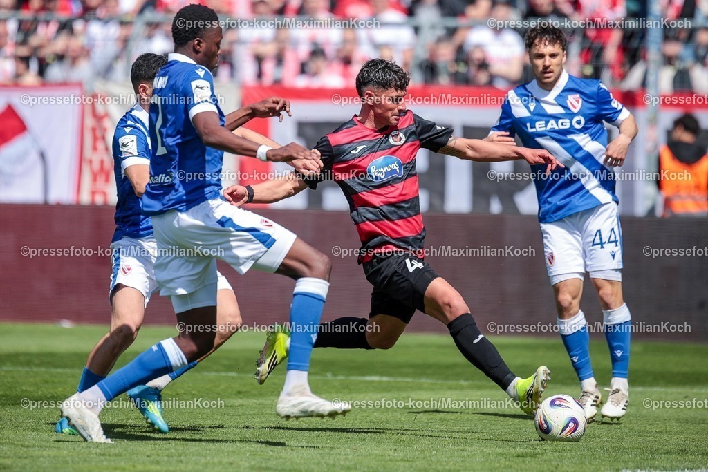xsef26042601019 | 26.04.2026, xsefx, Fußball, 3.Liga, FC Viktoria Köln - Energie Cottbus, 35. Spieltag, Sportpark Höhenberg, Saison 2025 2026: Taylan Duman (FC Viktoria Koeln, 4)   im Zweikampf gegen Tolcay Cigerci (10 FCE) Simon Straudl (Energie Cottbus, 44) King Samuel Manu (FC Energie Cottbus, 2)  DFB regulations prohibit any use of photographs as image sequences and or quasi-video. Photo: xSabinexEffgenxPressefotoKochx