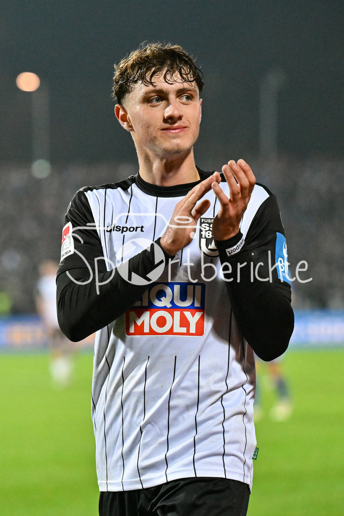 SSV Ulm 1846 Fussball - FC Schalke 04 | nach seiner Auswechslung bedankt sich Maurice KRATTENMACHER (SSV Ulm #30) bei den Fans / Freisteller / Einzelfoto / 2. Bundesliga: SSV Ulm 1846 Fussball - FC Schalke 04, Donaustadion am 01.11.2024