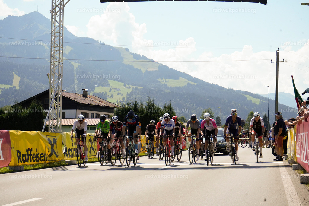 200_20230817_Bewerb_Maenner_Muehlanger | AUT - OESTERREICH, 2023-08-16: SPORT RENNRAD-FAHREN - 55. INTERNATIONALER RADWELTPOKAL IN ST. JOHANN IN TIROL  - Vintage-Radrennen mit WM-Bronze-Medaillen-Siegerin Christina Schweinberger, den Teilnehmer und Alexander Baumann (vom Orginastions-Team) - TAG 2 BEWERB MAENNER IN SECHS GRUPPEN  ; Foto: Roland Muehlanger