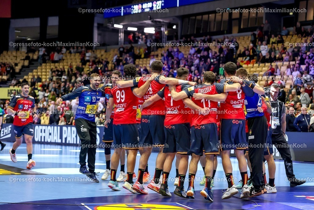 EHF15012601080 | 15.01.2026, Handball, Men's EHF EURO 2026, Spanien - Serbien, Jyske Bank Boxen in Herning, Dänemark, Preliminary Round: Abschlussjubel nach dem Sieg der Spanier gegen Serbien - 