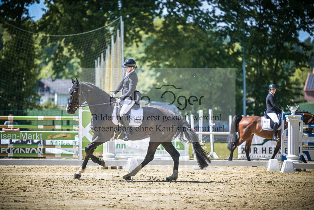 DOS_8708 | Entdecke hochwertige Reitturnierfotos von Foto Oger. Professionell, emotional und authentisch – jetzt Lieblingsmomente im Shop bestellen.Deutschlandweite Turnierfotografie. - Realisiert mit Pictrs.com