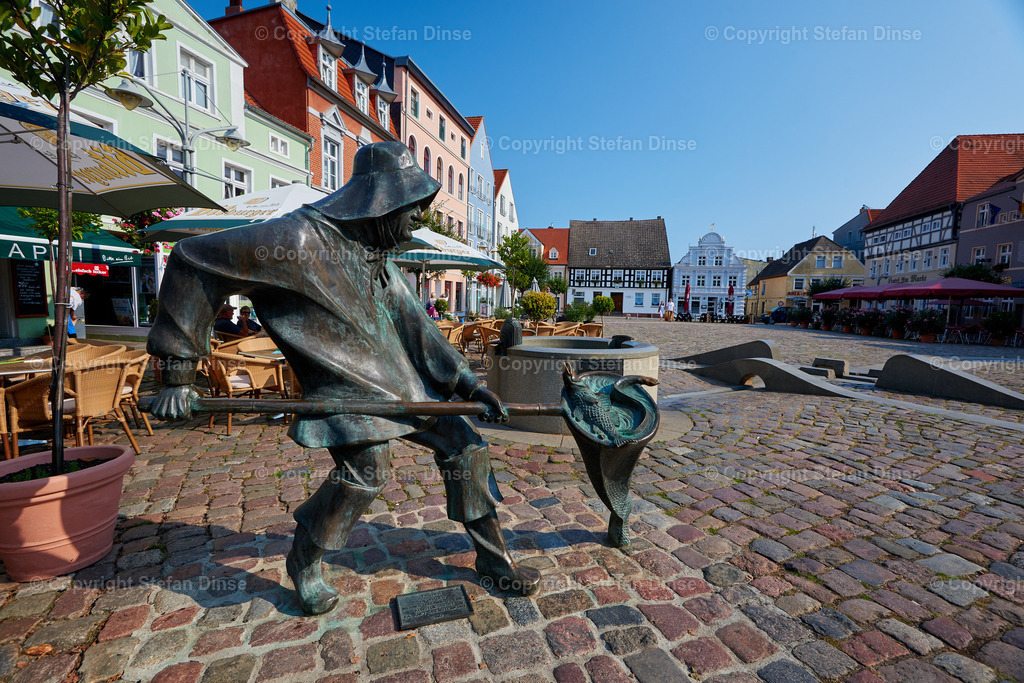 _DSC5111 | Findlinge im Eis, Zeesenboote bei der Traditionsregatta, eine Seebrücke im Sonnenaufgang - mit den Bildern aus dieser Galerie erhalten Sie wunderschöne Aufnahmen über das ganze Jahr. Ein tolles Produkt zum Verschenken, Werben oder zum Träumen vom nächsten - Realisiert mit Pictrs.com