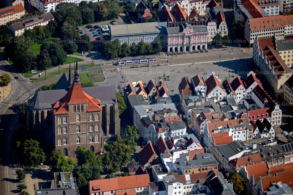 4062029 | ROSTOCK 08.09.2021 Verkaufs- und Imbißstände und Handelsbuden " Neuer Markt " im Ortsteil Stadtmitte in Rostock im Bundesland Mecklenburg-Vorpommern, Deutschland. // Sale and food stands and trade stalls in the market place " Neuer Markt " in the district Stadtmitte in Rostock in the state Mecklenburg - Western Pomerania, Germany. Foto: Gerhard Launer