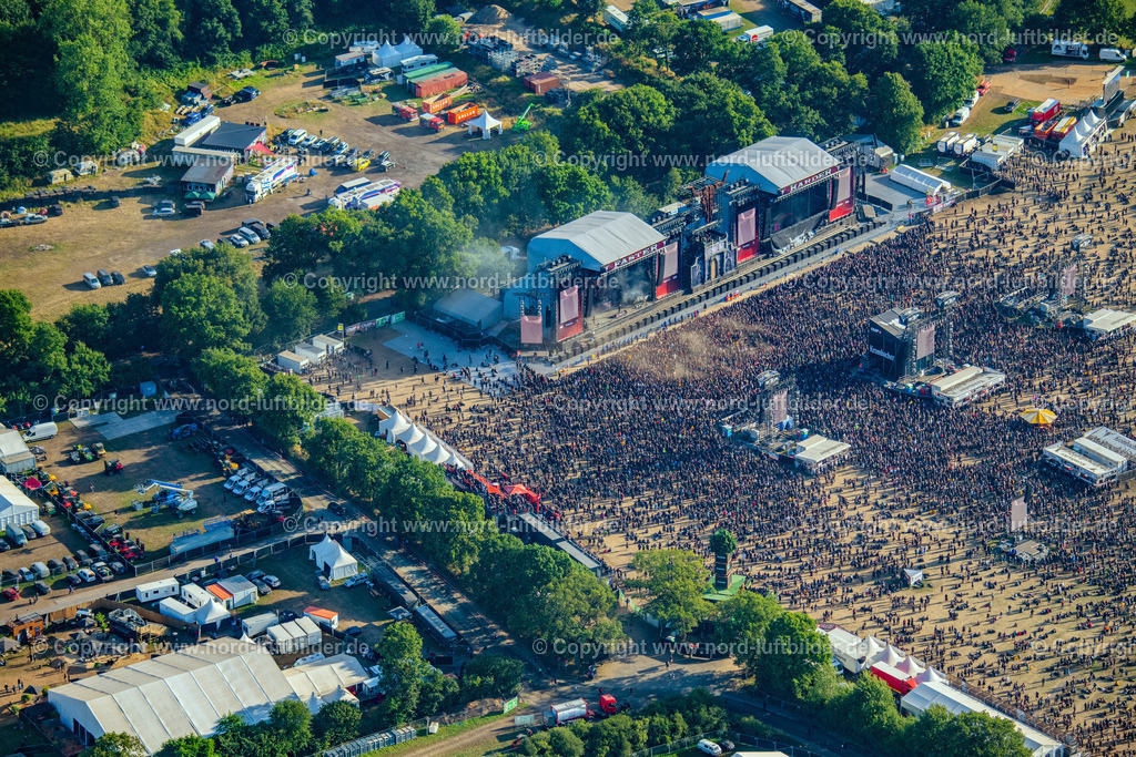 Wacken_Musik_Festival_ELS_3422060822 | WACKEN 06.08.2022 Besucher des Wacken Musik- Festivals auf dem Veranstaltungs- Konzertgelände an der Norderstraße in Wacken im Bundesland Schleswig-Holstein, Deutschland. Weiterführende Informationen bei: CTS EVENTIM AG & Co. KGaA,  ICS Festival Service GmbH,  SH Promotion GmbH&amp;Co.KG. // Participants in the Wacken music festival on the event concert area on street Norderstrasse in Wacken in the state Schleswig-Holstein, Germany. Further information at: CTS EVENTIM AG & Co. KGaA,  ICS Festival Service GmbH,  SH Promotion GmbH&amp;Co.KG. Foto: Martin Elsen