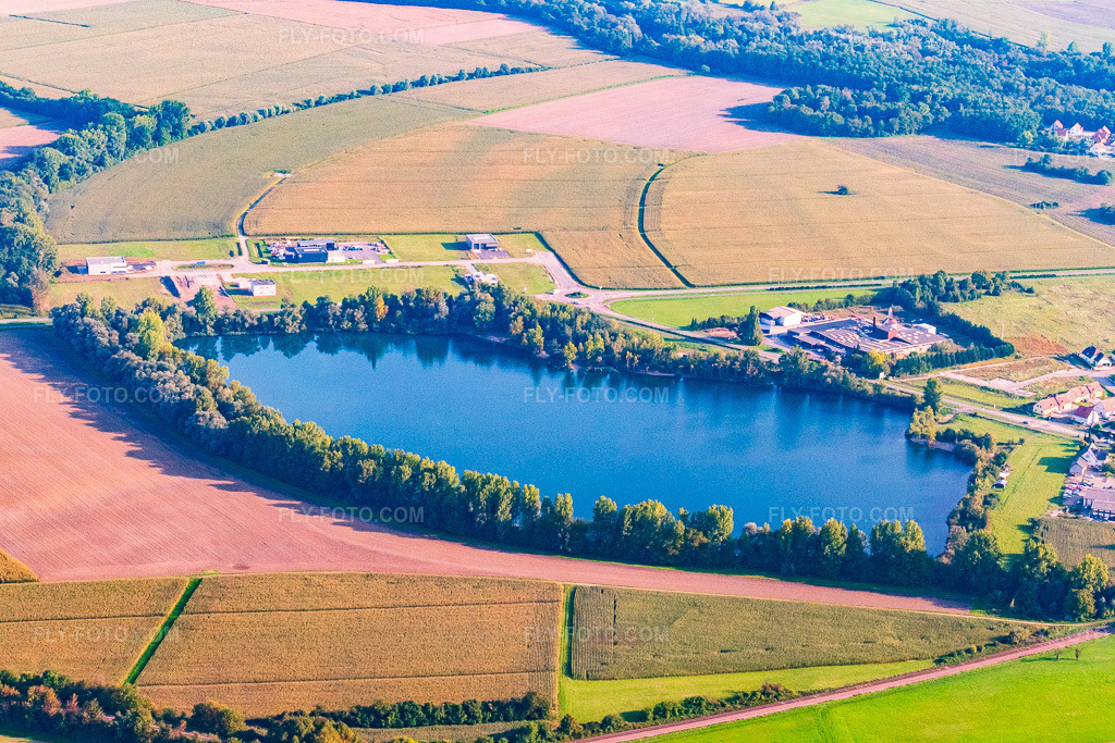 Aerial view: Pond in Rountzenheim in the state Bas-Rhin, France. – Photo: P1000926.jpg taken on 09/15/2014 by Werner Riehm/FLY-FOTO.com – Resolution of the original: 5472 x 3648 px