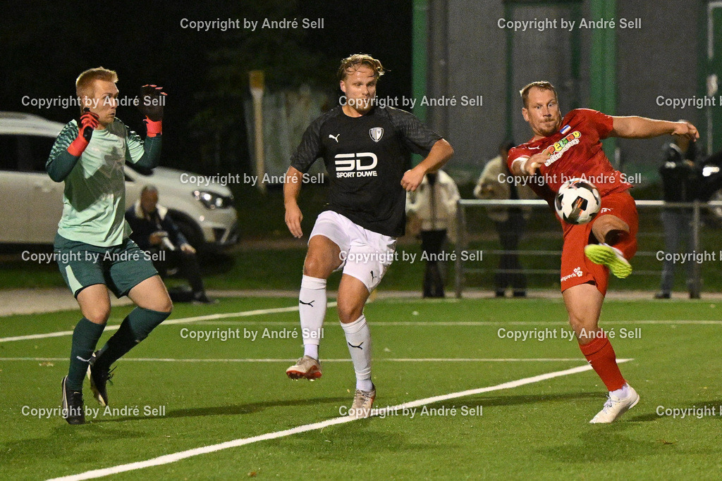 Inter Türkspor Kiel vs SSG Rot-Schwarz Kiel | Christopher Kramer (Inter #28 erzielt hier das 3-0) vs Oliver Stein (Kiel #21) &amp; Jonathan Elsner (Kiel #5) / Fußball-Landesliga Schleswig Männer 2026/2027 / Inter Türkspor Kiel vs SSG Rot-Schwarz Kiel / Hans-Mohr-Sportplatz (Kunstrasen) / Kiel / 25.09.26 - Realisiert mit Pictrs.com