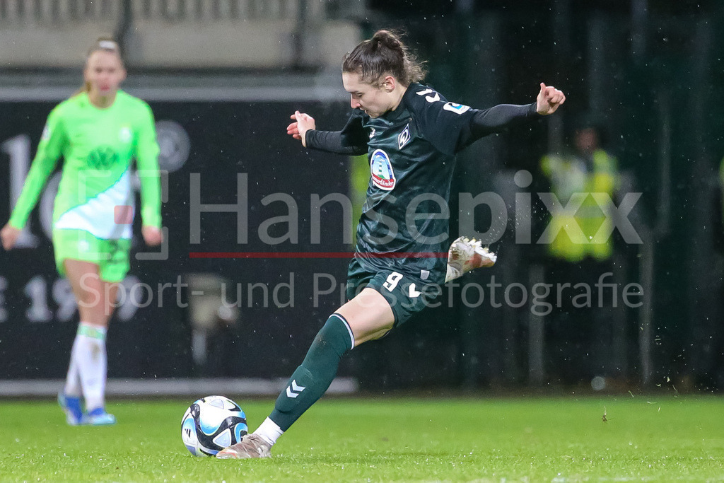 Fussball, DFB-Pokal Frauen, VfL Wolfsburg - SV Werder Bremen | v.li.: Sophie Weidauer (SV Werder Bremen, 9) am Ball, Einzelbild, Ganzkörper, Aktion, Action, Spielszene, DIE DFB-RICHTLINIEN UNTERSAGEN JEGLICHE NUTZUNG VON FOTOS ALS SEQUENZBILDER UND/ODER VIDEOÄHNLICHE FOTOSTRECKEN. DFB REGULATIONS PROHIBIT ANY USE OF PHOTOGRAPHS AS IMAGE SEQUENCES AND/OR QUASI-VIDEO.
