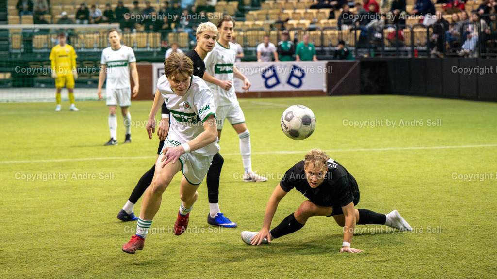 Halbfinale 1 - PSV Neumünster vs SV Wasbek | Lucas Schulze (PSV #27 trifft hier zum 1-0) / Rune Kulig (Wasbek #7) &amp; Youri von der Mehden (Wasbek #10) // 44. RS-Reifenhandel-Cup 2024 / Halbfinale 1 - PSV Neumünster vs SV Wasbek / Holstenhalle 1 / Neumünster / 26.12.24 - Realisiert mit Pictrs.com