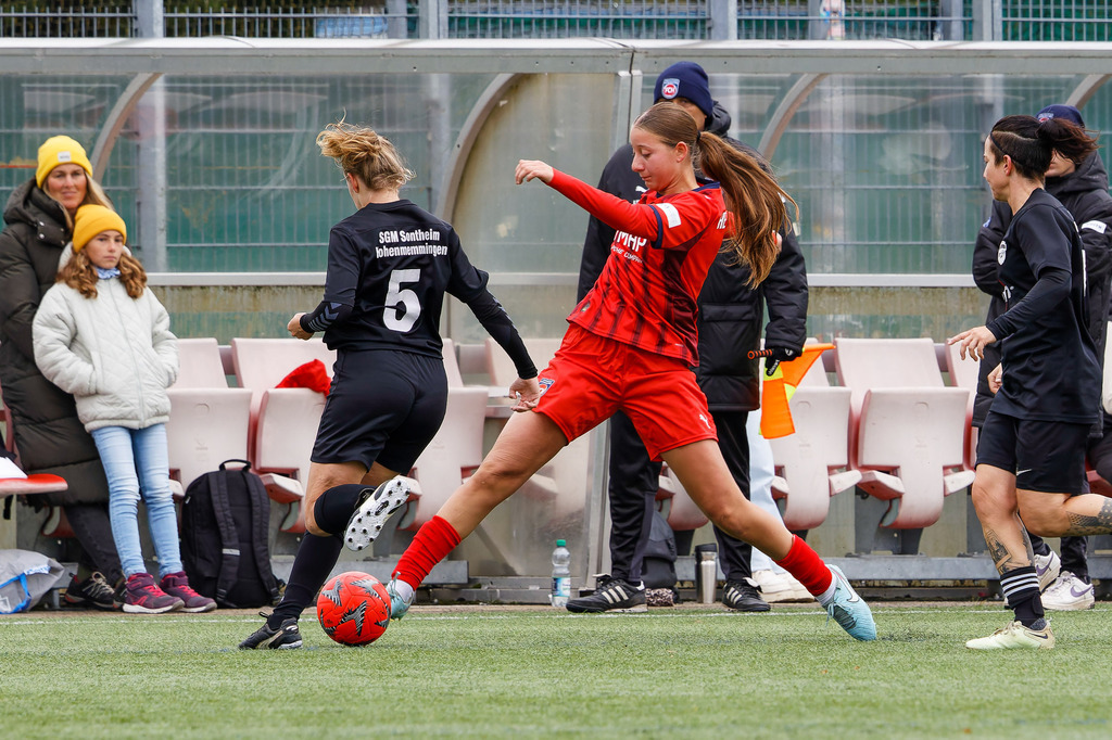 FCHHOH_251005_7506 | 1.FC Heidenheim 1846 II vs. SGM Hohenmemmingen/Sontheim, Fußball, Frauen, Bezirksliga, 2025/2026, 4. Spieltag, 05.10.2025 in Heidenheim, Kunstrasen b. Voith-Arena West(Foto: Michael Bulling) - Realisiert mit Pictrs.com