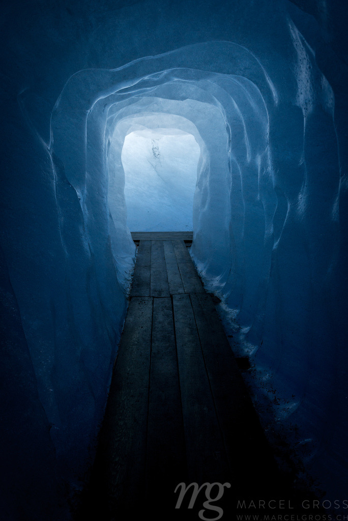 path through ice cave in Glacier in switzerland | Die ideale Geschenkidee für Naturliebhaber. Naturbilder von Marcel Gross Photography für ihr Zuhause in den verschiedensten Formaten und Materialien. - Realisiert mit Pictrs.com