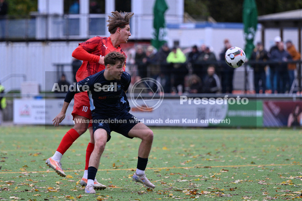 FC Kilia Kiel vs SC Rapid Lübeck | Jan Matti Seidel (Kilia #10) vs Lasse Meier (Rapid #22) / Fußball-Oberliga Männer 2026/2027 / FC Kilia Kiel vs SC Rapid Lübeck / Kilia Sportplatz / Kiel / 24.10.26 - Realisiert mit Pictrs.com