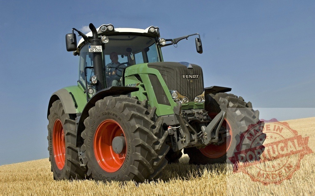 Fendt tractor working on a harvested field | Fendt tractor standing in a stubble field under a clear blue sky - Realized with Pictrs.com