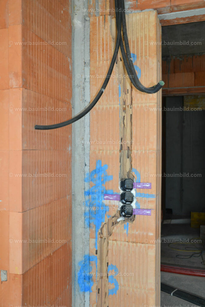 bib-lg17-elektroinstallation-0128 | Nach LV-Leistungsgruppen sortierte Detailfotos über den Bau eines Hauses. Alle Hausbau-Bilder direkt vom Urheber und Autor der Website Haus-Selber-Bauen.com