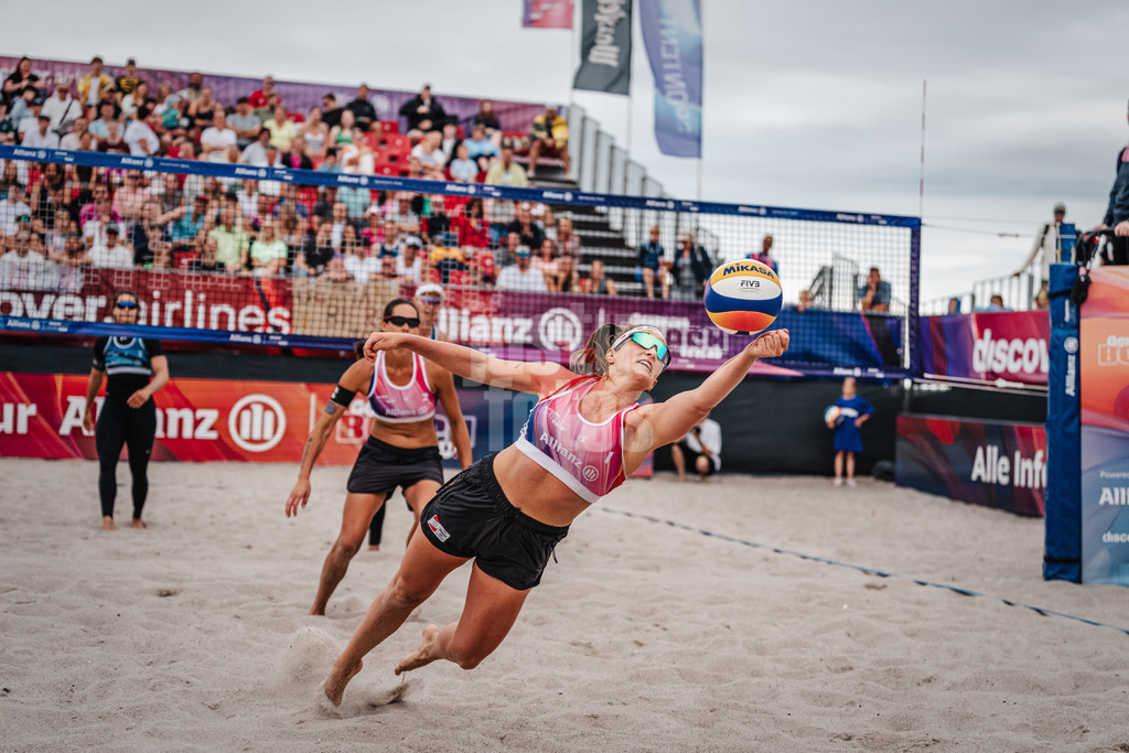 Beachvolleyball | Frauen | Allianz German Beach Tour 2024 | Tourstop Kühlungsborn 2 | 17.08.2024 | Isabel Schneider springt zum Ball
