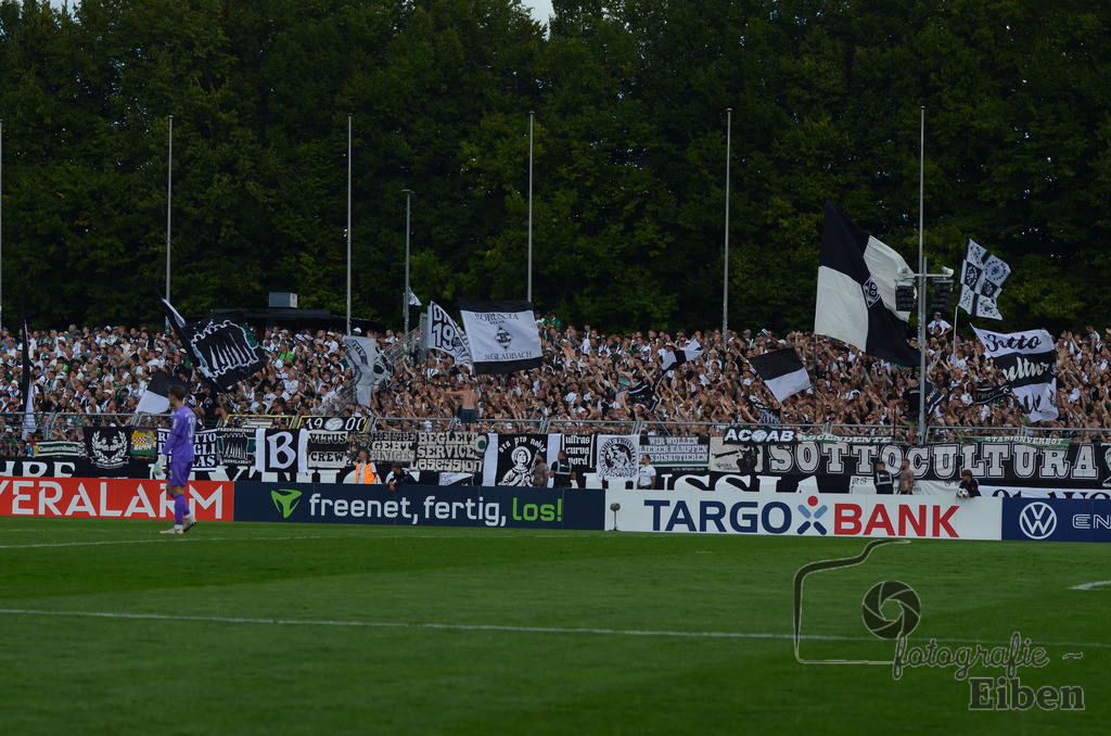 SV Atlas-Delmenhorst-Borussia Mönchengladbach | DFB-Pokal 1. Runde;SV Atlas Delmenhorst (gelb)-Borussia Mönchengladbach (schwarz) am 17.08.2025 in Oldenburg (Marschweg-Stadion), Photo: Philip Eiben 2025 - Realisiert mit Pictrs.com