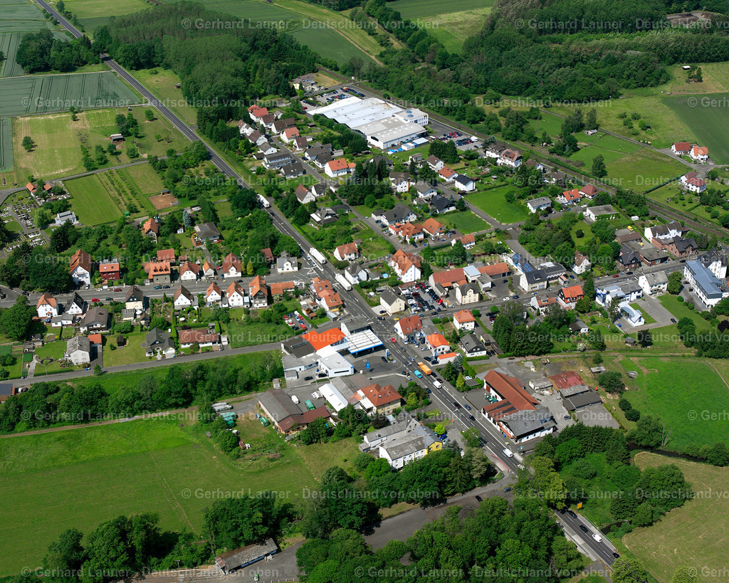 2614788 | MERLAU 06.08.2006 Landwirtschaftliche Nutzflächen und Feldgrenzen  umsäumen das Siedlungsgebiet des Dorfes in Merlau im Bundesland Hessen, Deutschland // Agricultural land and field boundaries surround the settlement area of the village  in Merlau in the state Hesse, Germany Foto: Gerhard Launer