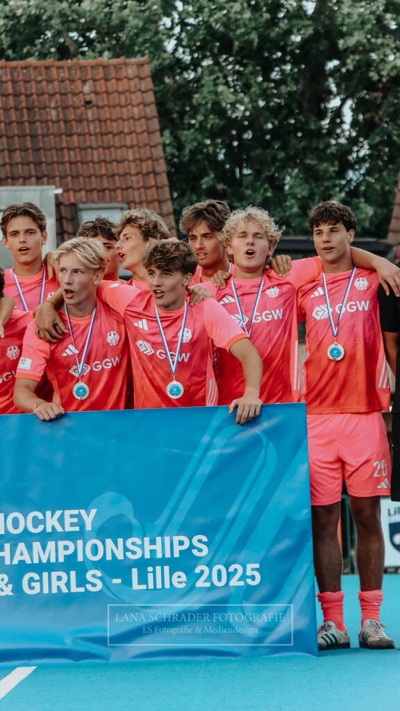 EM_MU18_F_GER-BEL_Lille_bearbeitet_Pokalbilder (16 von 137) | lanaschraderfotografie - Realisiert mit Pictrs.com