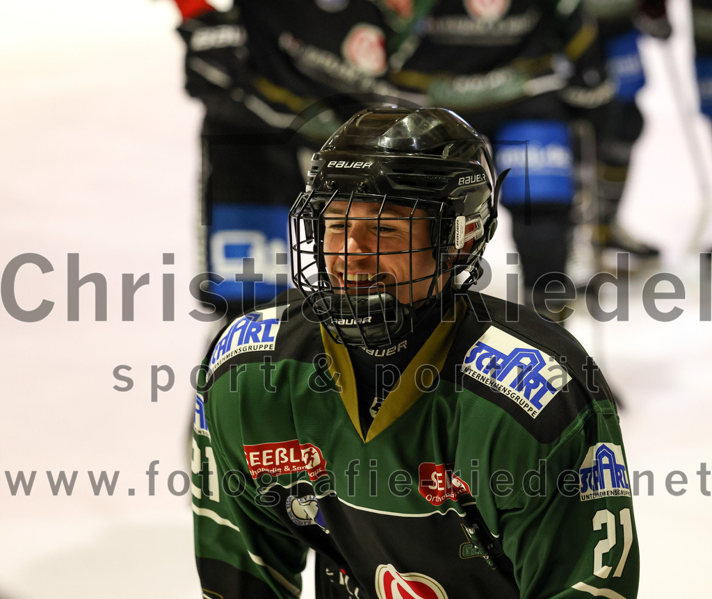 2023-03-03_136_TSV_Erding_gegen_ESC_Kempten | Erding, Deutschland, 03.03.2023:
Eishockey, Bayernliga Playoffs 2022 / 2023, Viertelfinale, TSV Erding gegen ESC Kempten, Endergebnis: 9:3

Erik Modlmayr (Erding Gladiators, #21)

Foto: Christian Riedel / fotografie-riedel.net