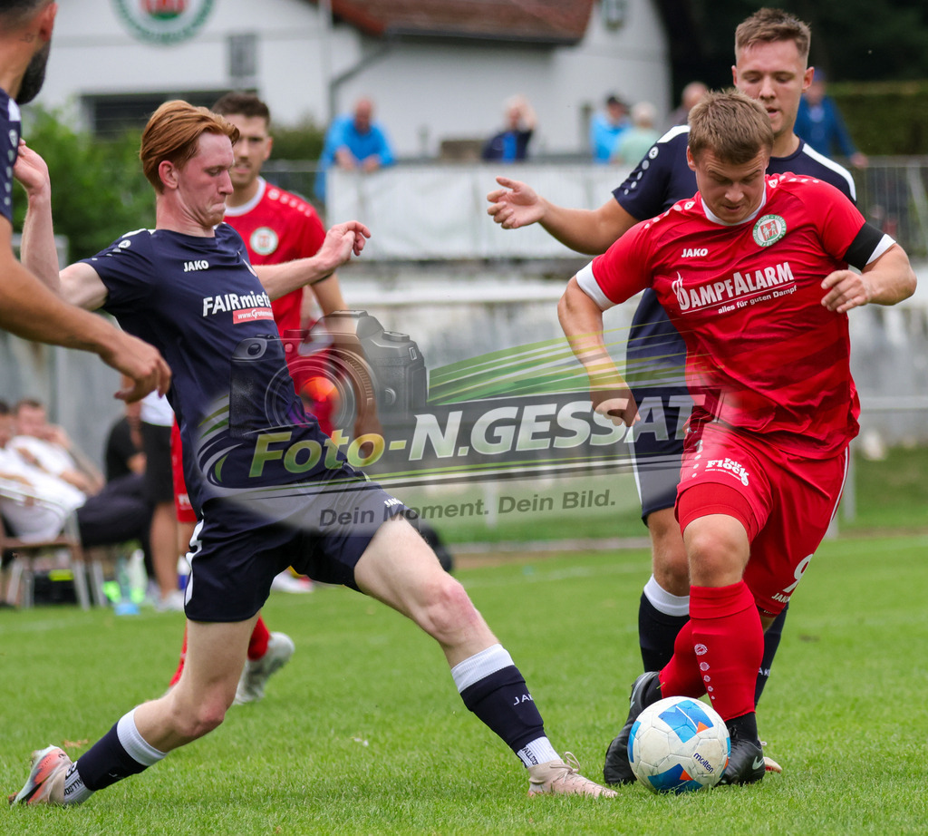 Bünder SV - VfL Holsen | Auf dem Bild zu sehen: rot Bünder SV: Robin Luca Wolf ; blau VfL Holsen: Jendrik Josef Schwarz Bünder SV, VfL Holsen, Saison 26/27, Kreisliga A, Bünde, Deutschland - Realisiert mit Pictrs.com