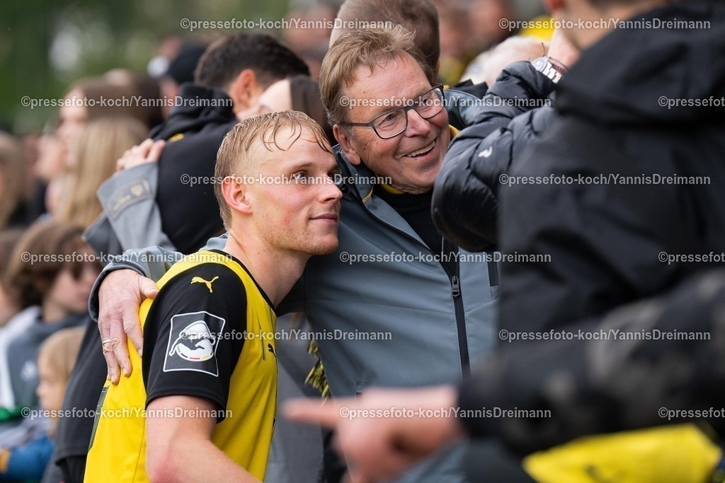 xydr13042501085 | 13.04.2025, xydrx, Fußball, Borussia Dortmund II - FC Energie Cottbus, 3.Liga, Stadion Rote Erde, Saison 2024 2025: Ben Huening (Borussia Dortmund II #15) macht ein Foto mit einem Fan DFB regulations prohibit any use of photographs as image sequences and or quasi-video.