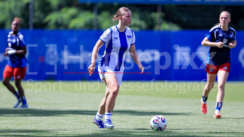 Fussball, Testspiel Frauen, Hamburger SV - Hertha BSC | Ronja Borchmeyer (Hertha BSC, 2) am Ball, Einzelbild, Ganzkörper, Aktion, Action, Spielszene