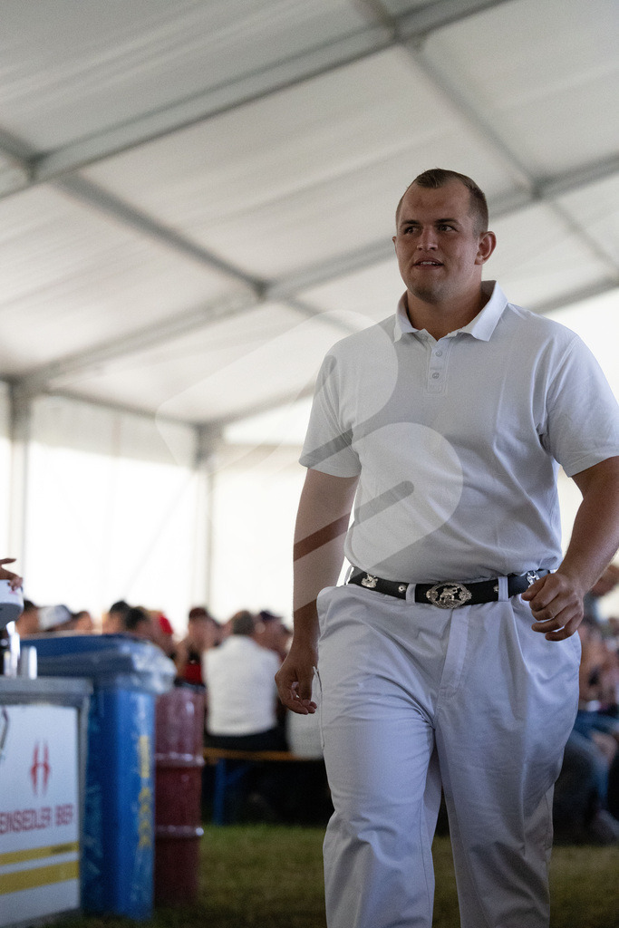 Rigi2025_3187 | Die Schwinger des Schwyzer Kantonalen Schwingerverbandes: Fotos, die Dynamik und Leidenschaft festhalten, sowie emotionale Momente aus dem traditionellen Schwingsport zeigen. - Realisiert mit Pictrs.com