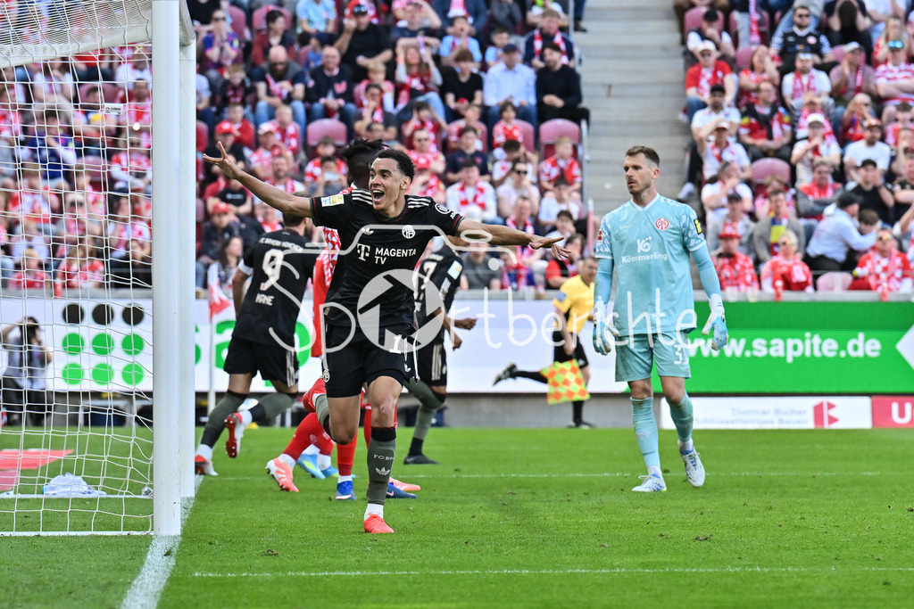 1. FSV Mainz 05 - FC Bayern München | MAINZ, GERMANY - 25. APRIL: Jubel der Bayern nach dem Treffer zum 3-3 Ausgleich durch Jamal MUSIALA (FC Bayern Munich 10) / Tor / Torschuetze / Freude / Happy während dem Bundesligamatch zwischen dem 1. FSV Mainz 05 und dem FC Bayern München am 31. Spieltag in der MEWA Arena / DFL REGULATIONS PROHIBIT ANY USE OF PHOTOGRAPHS AS IMAGE SEQUENCES AND/OR QUASI-VIDEO
