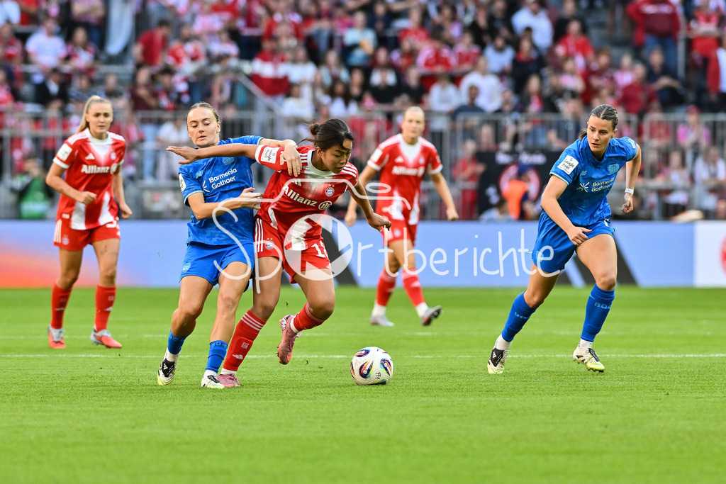 FC Bayern München - Bayer 04 Leverkusen | im Duell Sofie Lena ZDEBEL (Bayer Leverkusen Frauen 16) und Momoko TANIKAWA (FC Bayern Frauen 18) / Zweikampf / Google Pixel Frauen-Bundsliga: FC Bayern München - Bayer 04 Leverkusen; Allianz Arena am 06.09.2025