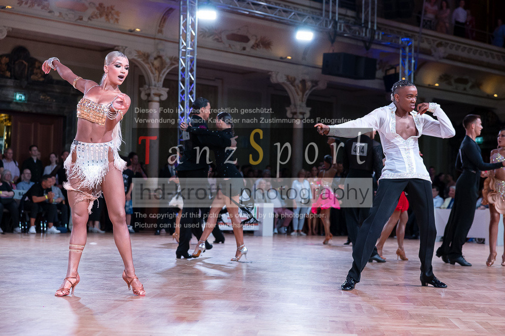 20240706_WDSF_WO_Latin_8792 | Tanzsportbilder, Standardtanz, Lateintanz, WDSF, DTV, LTVB, dancecomp, goc, hessen tanzt, blaues band der spree, walzer, tango, wiener walzer, slowfox, quickstepp, samba, rumba, cha-cha-cha, paso doble. jive, hd-kroft photography, turniertanzsport