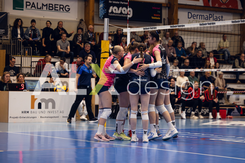 Volleyball I Frauen I Saison 2025-2026 I Volleyball NLA | Women I Round 14 I VC Kanti Schaffhausen - NLZ Volleyball Academy Zürich I 16.01.2026 | NLZ Volleyball Academy Zürich - Spielerinnenkreis - Realisiert mit Pictrs.com