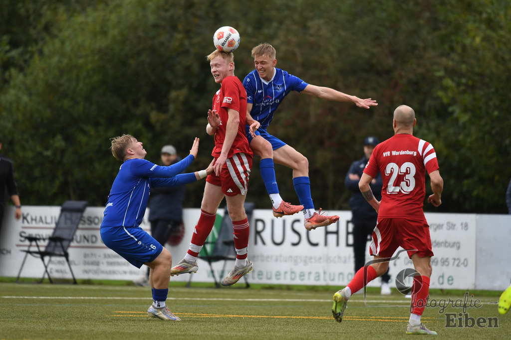 FC Rastede-VfR Wardenburg | Herren Bezirksliga 2; FC Rastede (blau)-VfR Wardenburg (rot) am 05.10.2025 in Rastede (Köttersweg), Photo: Philip Eiben 2025 - Realisiert mit Pictrs.com