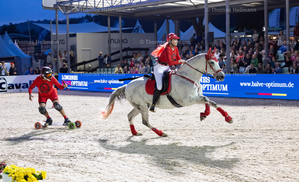 TH_Show_ Flying Horseman_19660 | Longines Balve Optimum 2024 am 08.06.24 in Balve, Schloss Wocklum, Thomas Hellmann, Show, Flying Horseman
