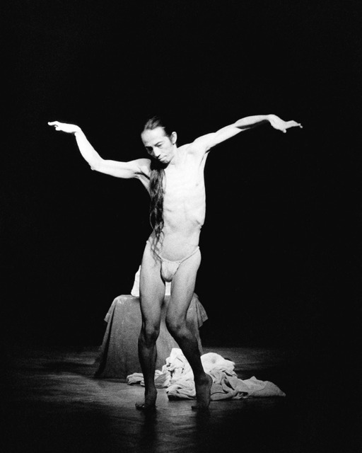 Atsushi Takenouchi - Stone | Digital Fotografie für großformatige FineArtPrint, in CK Zamek in Poznan/Polen 2000, Butoh Tänzer Atsushi Takenouchi: http://www.jinen-butoh.com/
Digital photography for large format FineArtPrint, in CK Zamek in Poznan/Polen 2000, Butoh dancer Atsushi Takenouchi: http://www.jinen-butoh.com/
 - Realisiert mit Pictrs.com