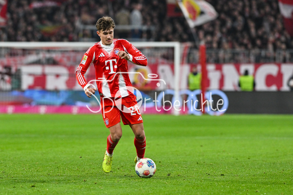 FC Bayern München - 1. FSV Mainz 05 | MUNICH, GERMANY - 14. DECEMBER: am Ball TOM BISCHOF (FC Bayern Munich 20) / Einzelfoto / Freisteller  während dem Bundesligamatch zwischen dem FC Bayern München und dem 1. FSV Mainz 05 am 14. Spieltag in der Allianz Arena / DFL REGULATIONS PROHIBIT ANY USE OF PHOTOGRAPHS AS IMAGE SEQUENCES AND/OR QUASI-VIDEO