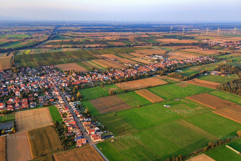 Luftbild: Dorfübersicht aus Süden in Freckenfeld im Bundesland Rheinland-Pfalz in Deutschland. Foto: IMG_074045.jpg vom 03.10.2014 durch Werner Riehm/FLY-FOTO.de