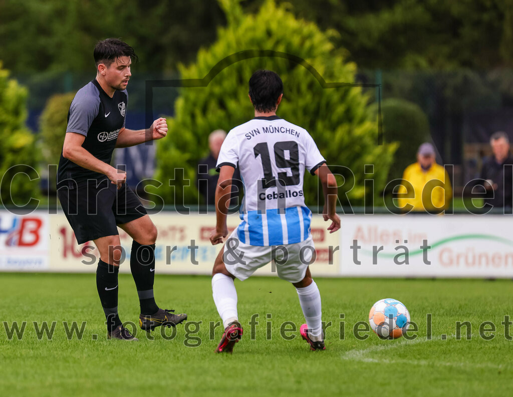 2023-08-05_124_FC_Langengeisling_gegen_SVN_Muenchen | Erding, Deutschland, 05.08.2023:
Fußball, Bezirksliga Oberbayern Ost 2023 / 2024, 2. Spieltag, FC Langengeisling gegen SVN München, Endergebnis: 1:3

Maximilian Maier (FC Langengeisling, #10), Jose Maximiliano Andrade Ceballos (SVN München, #19)

Foto: Christian Riedel / fotografie-riedel.net