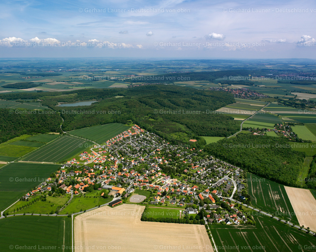 2638259 | HAHNDORF 09.06.2006 Stadtansicht vom Stadtrand angrenzend an landwirtschaftliche Feldern  in Hahndorf im Bundesland Niedersachsen, Deutschland // City view from the outskirts with adjacent agricultural fields  in Hahndorf in the state Lower Saxony, Germany Foto: Gerhard Launer