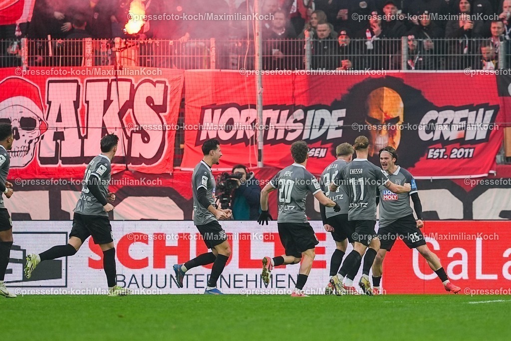 xYDRx20122501069 | 20.12.2025, xydrx, Fußball, 3.Liga, Rot-Weiss Essen - SSV Ulm 1846, Saison 2025 2026, Stadion an der Hafenstraße: Torjubel nach dem Tor zum 2:2 für den SSV Ulm 1846 durch Torschütze Elias Loeder (SSV Ulm 1846 #26) zusammen mit Dennis Chessa (SSV Ulm 1846 #11) und Leon Dajaku (SSV Ulm 1846 #43) Mirnes Pepic (SSV Ulm 1846 #20)   DFB regulations prohibit any use of photographs as image sequences and or quasi-video.Photo: xYannisxDreimannxPressefotoKochx