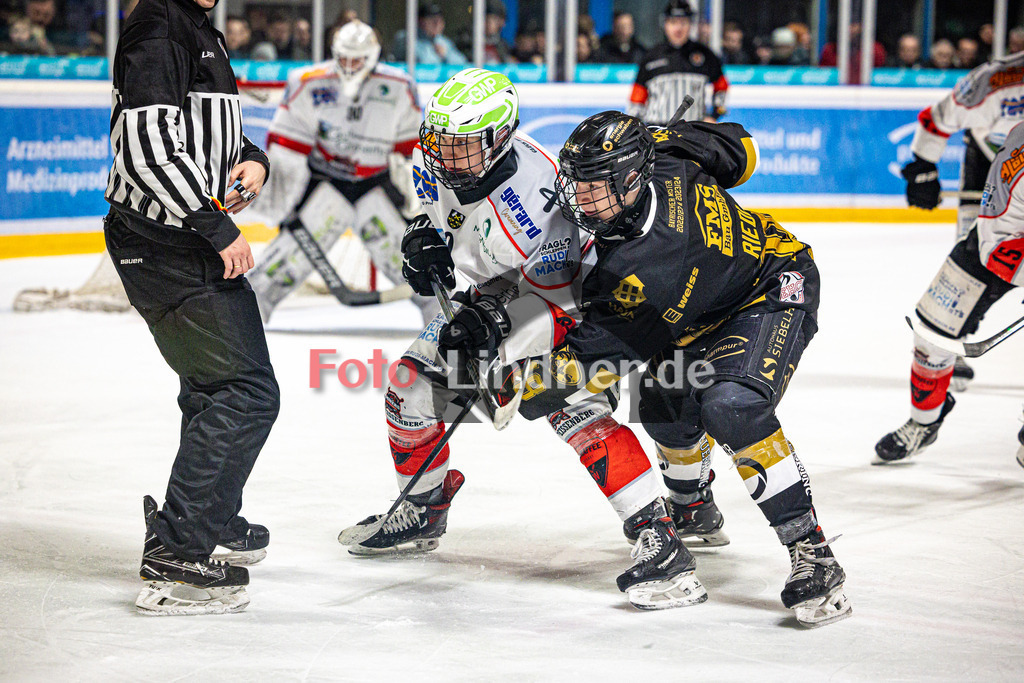 EHC Königsbrunn PINGUINE gegen TSV Peißenberg MINERS | Eishockey Bayernliga Herren Playoffs Viertelfinale 2024/25 - Spiel 1 von 7, EHC Königsbrunn PINGUINE gegen TSV Peißenberg MINERS, 20250207,Zweikampf zwischen Anton ENGEL (MINERS 9) und Marco REINDL (EHC 18),2025-02-07 in Peißenberg (Eisstadion Peißenberg)Marco REINDL (EHC 18), Anton ENGEL (MINERS 9)Copyright: WolfgangxLindner foto-lindner.de