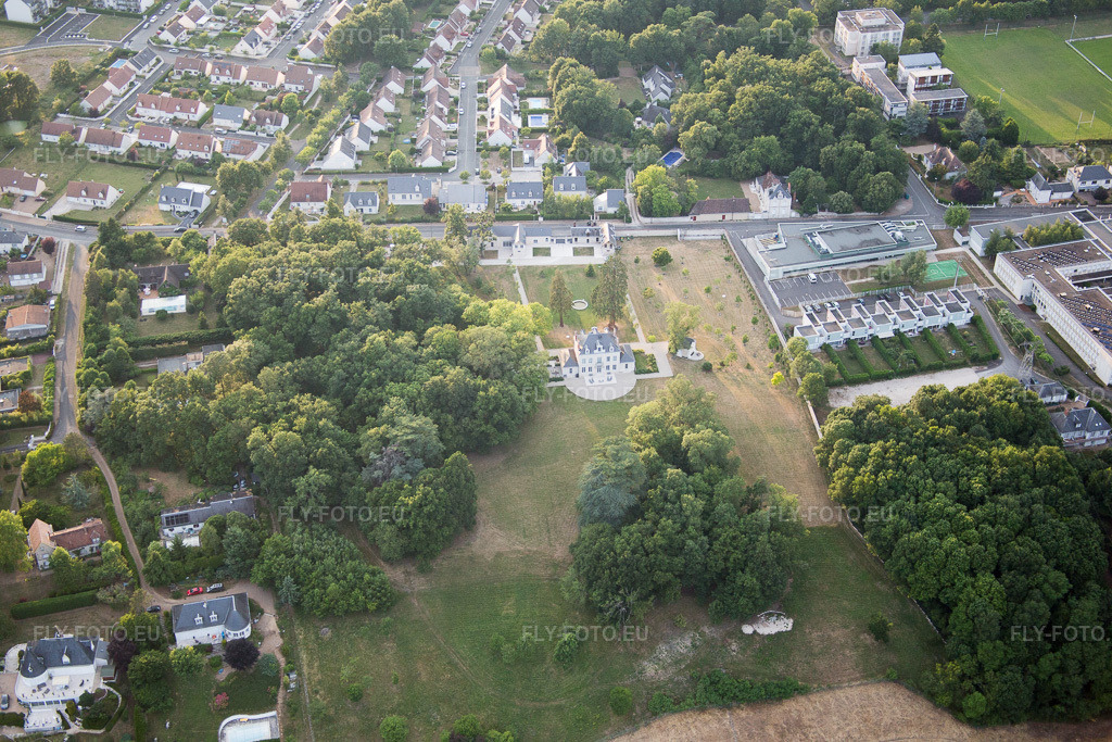 Vue aérienne: Vue de la ville à Blois dans le département Loir et Cher, France. Photo: IMG_082495.jpg prise le 20/06/2015 par Werner Riehm/FLY-FOTO.euRésolution de l'original: 5472 x 3648 px