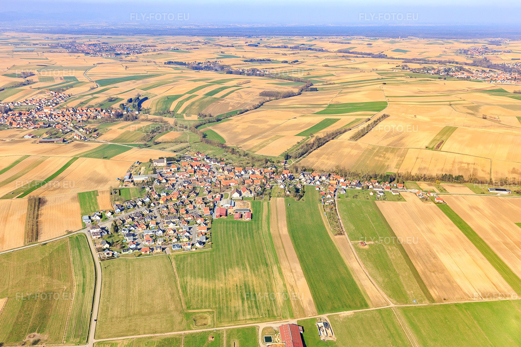 Vue aérienne: Vue de la ville depuis le sud à Stundwiller dans le département Bas Rhin, France – .Photo: IMG_097440.jpg prise le 16/03/2017 par Werner Riehm/FLY-FOTO.eu – Résolution de l'original: 5187 x 3458 px
